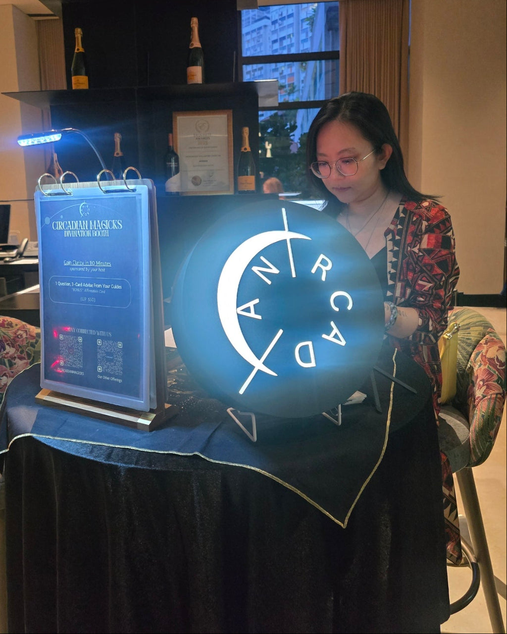 A diviner getting ready to receive clients at a restaurant live station